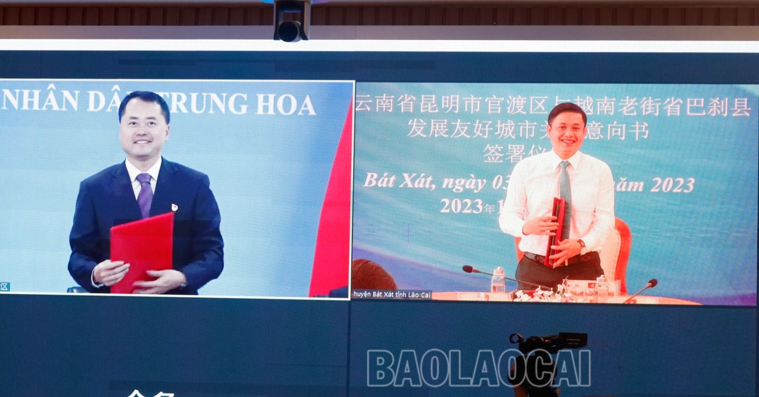 Huyện Bát Xát và quận Quan Độ ký bản ghi nhớ về việc phát triển quan hệ hữu nghị giữa hai địa phương. 7a.jpg