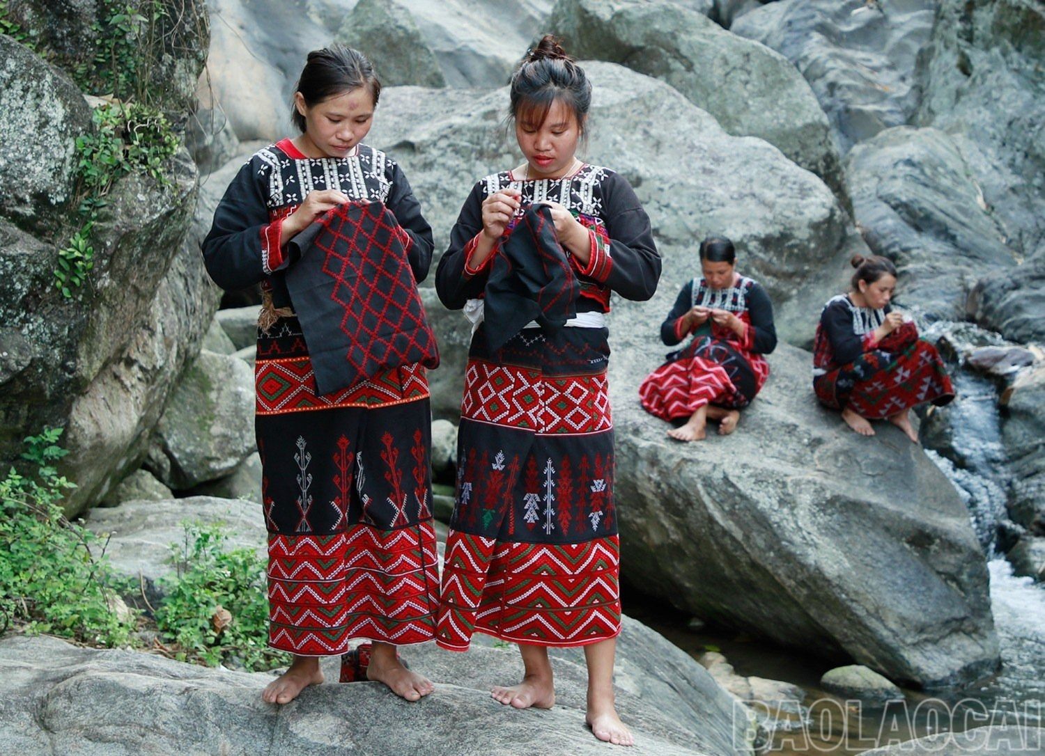 Bốn mùa xuân, hạ, thu, đông, dù đi đâu, làm gì miễn đôi tay được nghỉ ngơi, các chị em Xá Phó lại thêu áo, thêu khăn cho mình và người thân trong gia đình. z4383584732243_7b50c87e222b2fba94cd59eefb484f7b.jpg