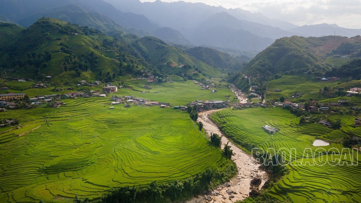 Xã Lao Chải ẩn, hiện sau màu lúa. z4525708283010_5fc6ed8b997a37ea89675741df89131e.jpg