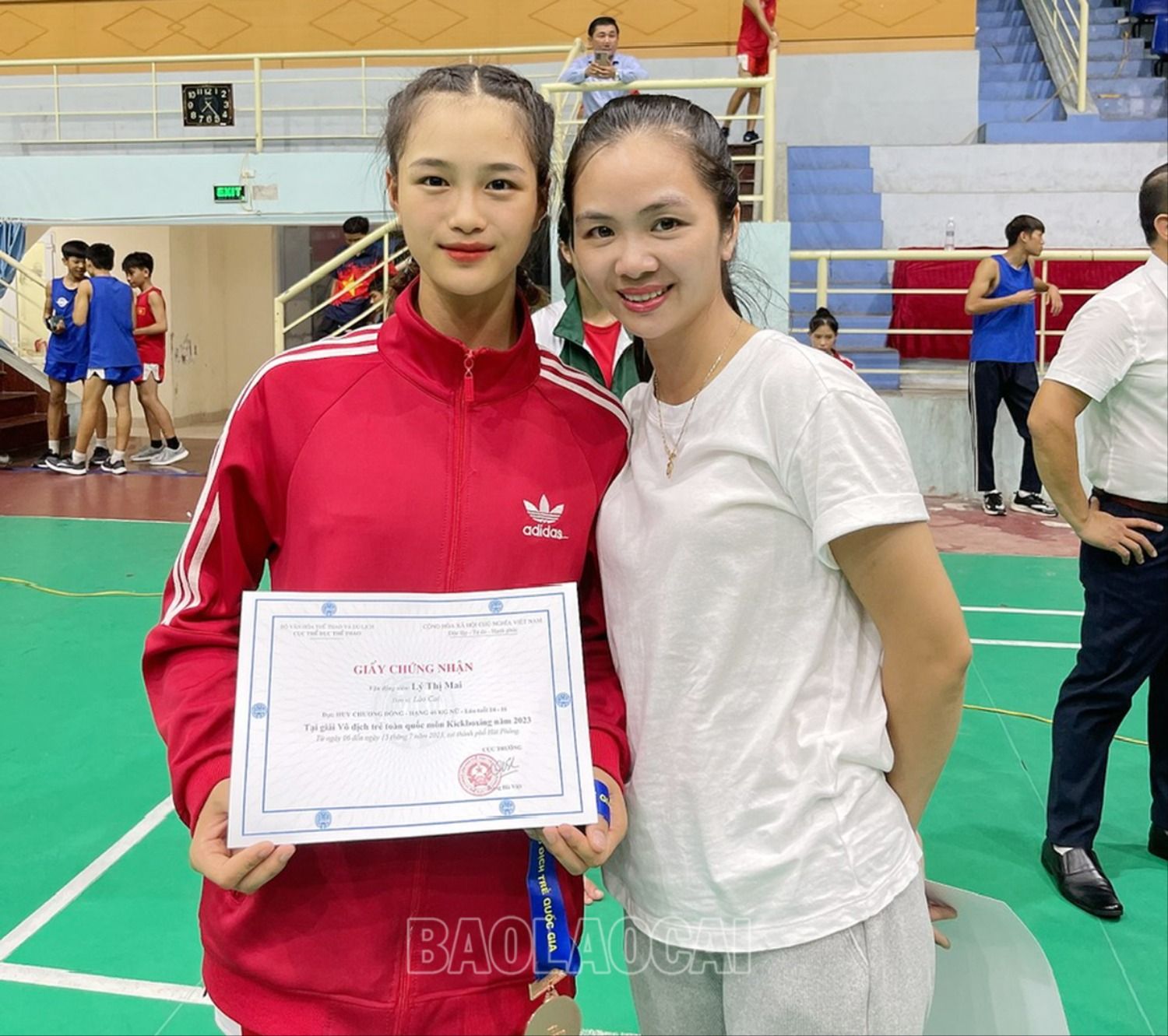 Vận động viên Lý Thị Mai đoạt Huy chương Đồng (trái ảnh) và huấn luyện viên Nguyễn Thị Giang, Trung tâm Huấn luyện và Thi đấu thể dục - thể thao tỉnh, Trưởng đoàn Lào Cai tham dự giải. 12.jpg