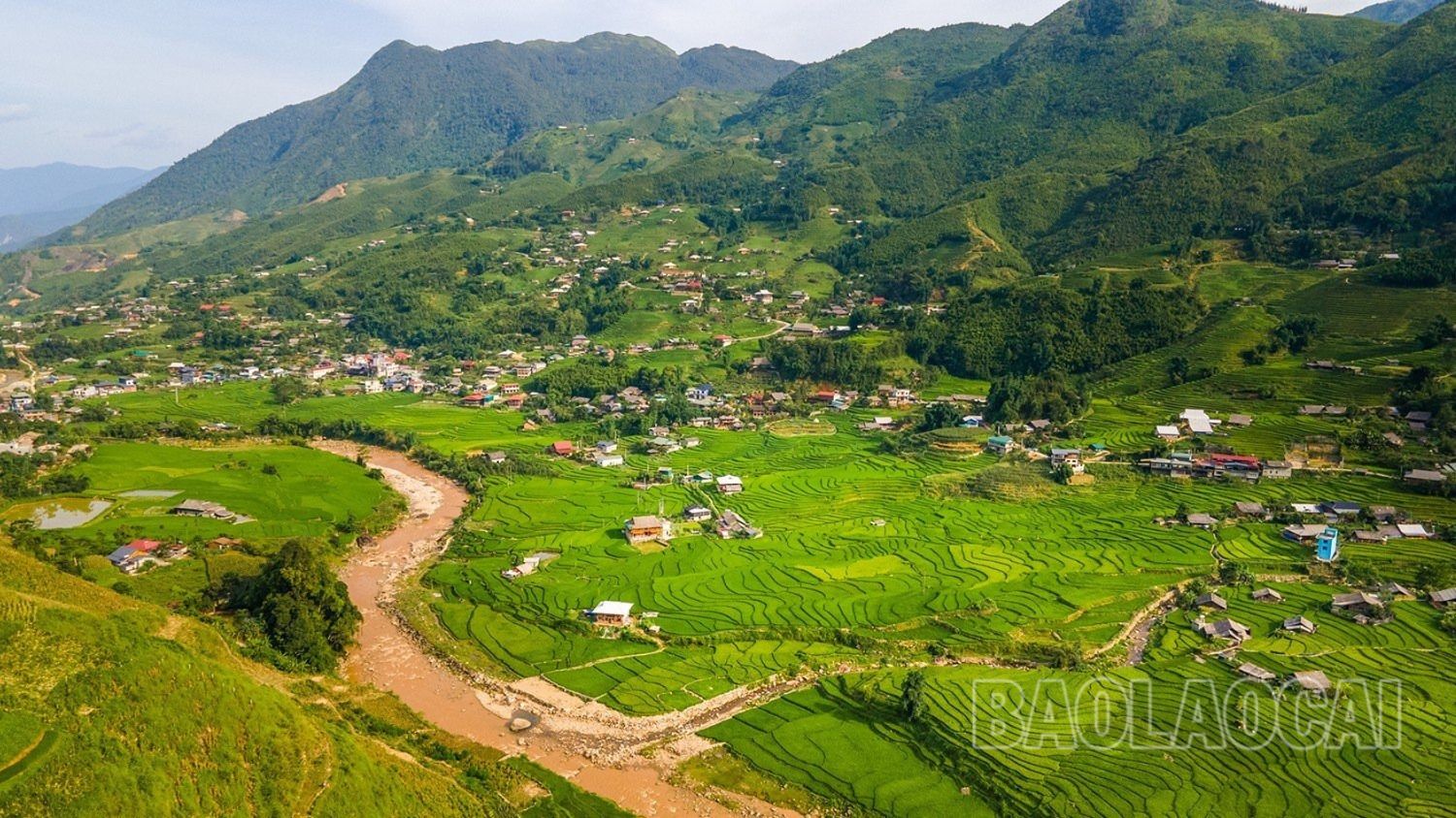 Mùa này, xã Tả Van phủ một màu xanh nhung. z4525708272852_9d9d45e1a3dbf9a1f108196c44e24853.jpg