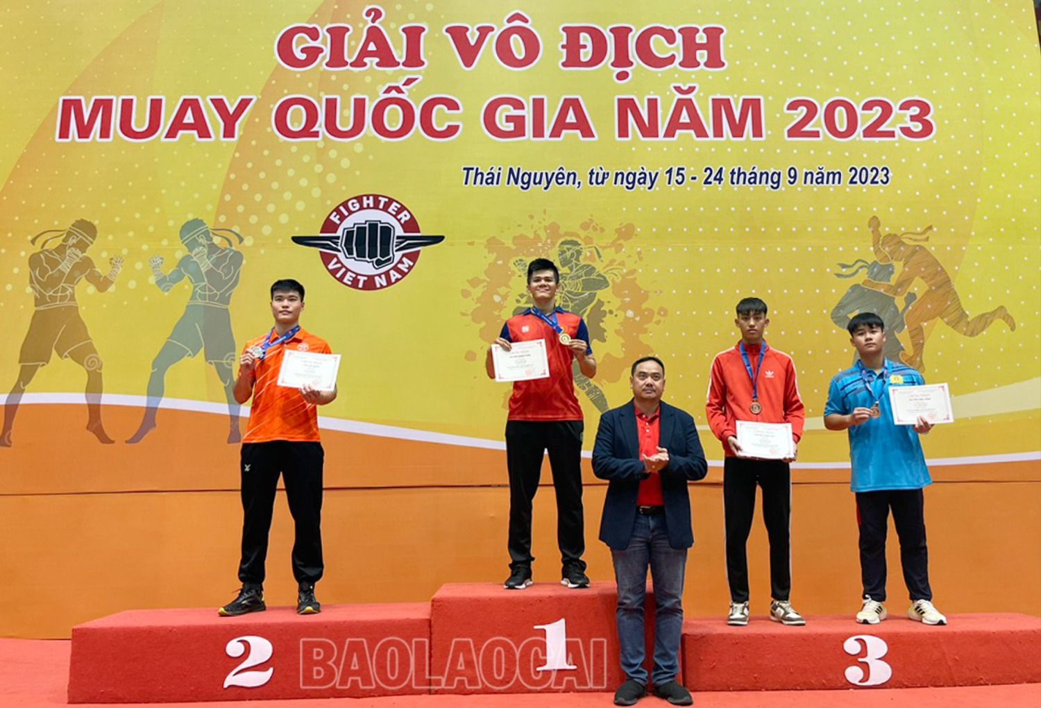 Ban tổ chức trao giải cho các vận động viên. 2a.jpg