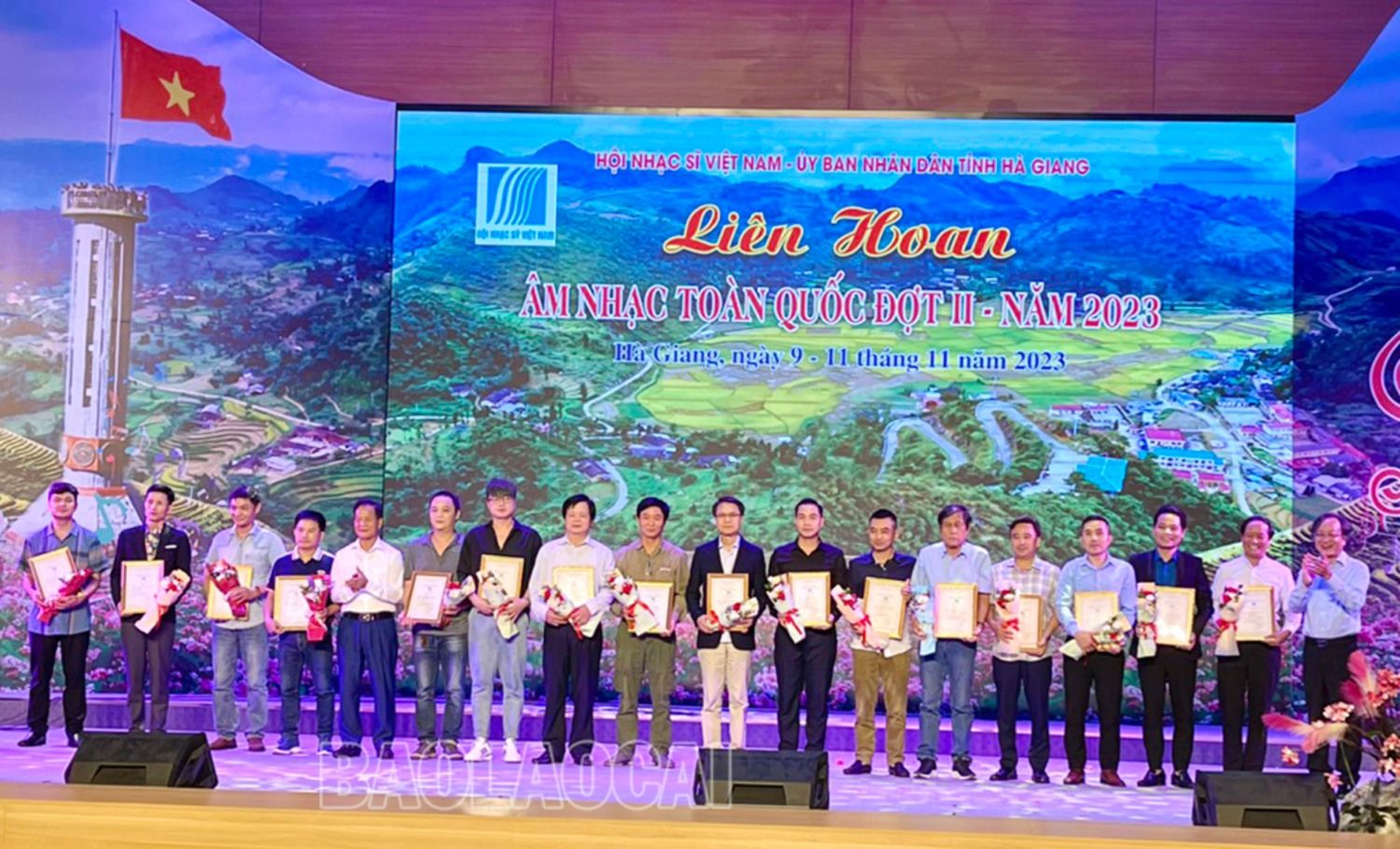 Nhạc sỹ Vũ Đình Trọng (đứng thứ 8 từ phải qua) nhận giải B tại Liên hoan. 2a.jpg