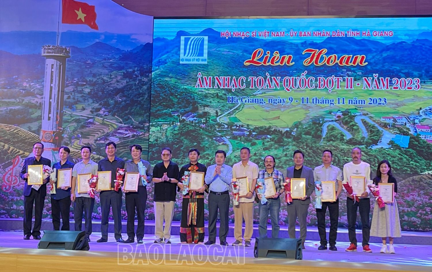 Nhạc sỹ Đỗ Xuân Quỳnh, Chi hội Nhạc sỹ Việt Nam tỉnh Lào Cai (đứng thứ tư từ phải qua) xuất sắc giành giải A trong tổng số 12 giải A của Liên hoan. 3b.jpg