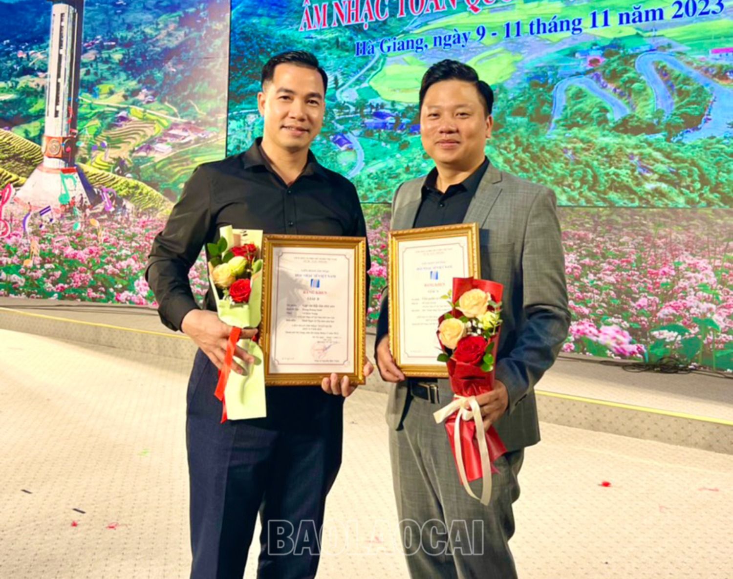 Nhạc sỹ Đỗ Xuân Quỳnh (phải ảnh) và nhạc sỹ Vũ Đình Trọng trong buổi tổng kết trao giải. 4b.jpg