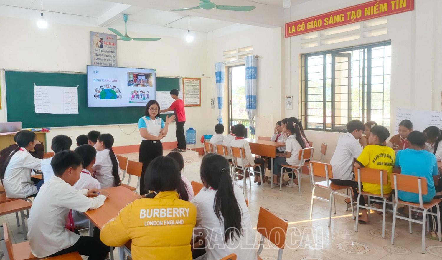 Cán bộ hội phụ nữ hướng dẫn thành viên câu lạc bộ "Thủ lĩnh của sự thay đổi" các phương pháp vận hành câu lạc bộ. 3a.jpg