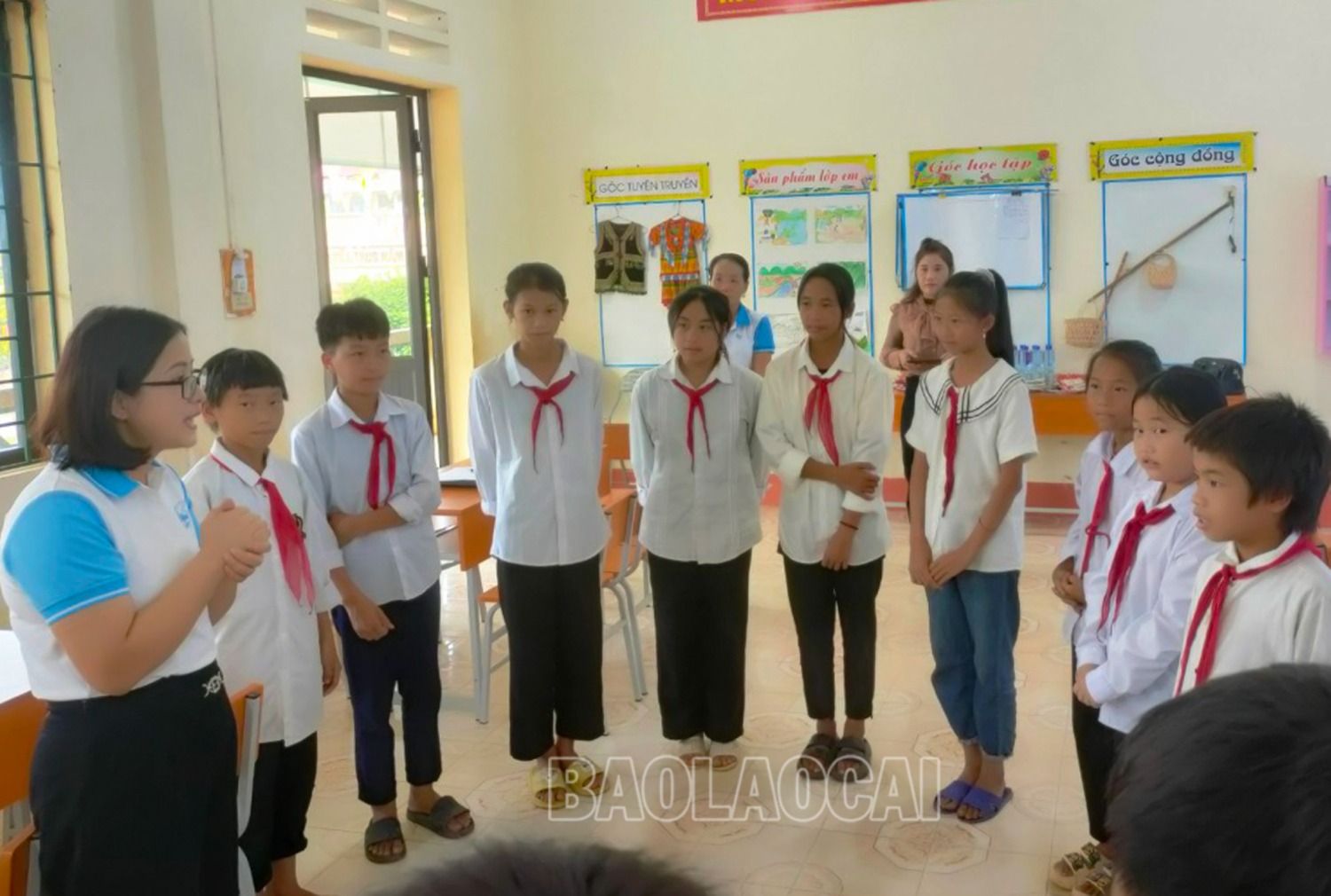 Các em học sinh tích cực tham gia hoạt động. 4a.jpg
