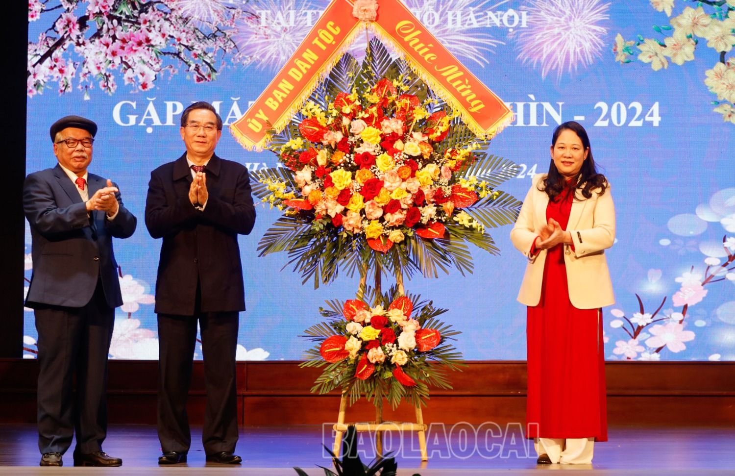 Đồng chí Nông Thị Hà, Ủy viên Ban Cán sự Đảng, Thứ trưởng, Phó Chủ nhiệm Ủy ban Dân tộc tặng hoa chúc mừng. 8.jpg