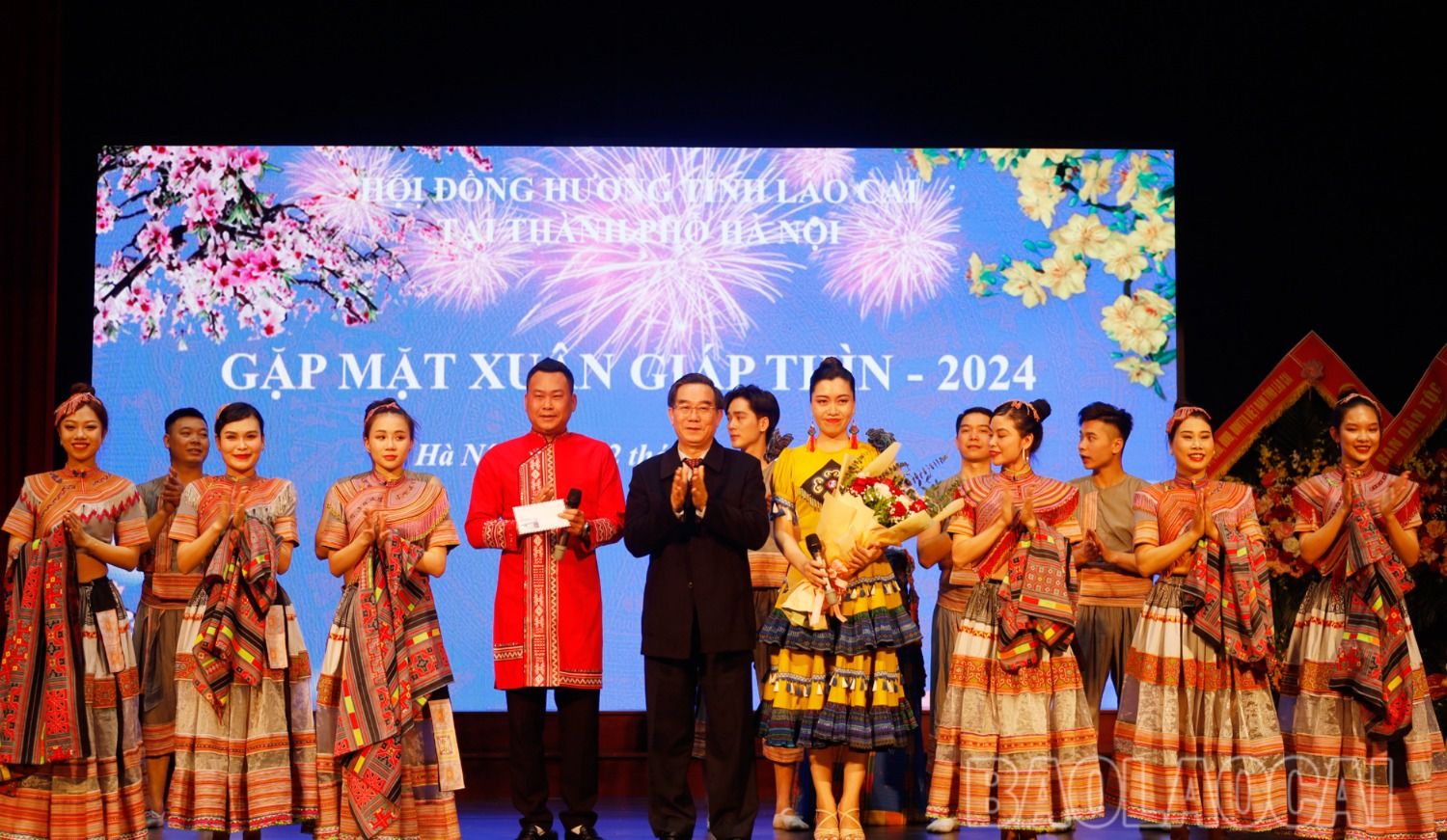 Đồng chí Nguyễn Hữu Vạn, Trưởng Ban Liên lạc Hội đồng hương Lào Cai tại thành phố Hà Nội tặng hoa cảm ơn các nghệ sỹ, diễn viên của Đoàn Nghệ thuật dân tộc tỉnh. 5.jpg