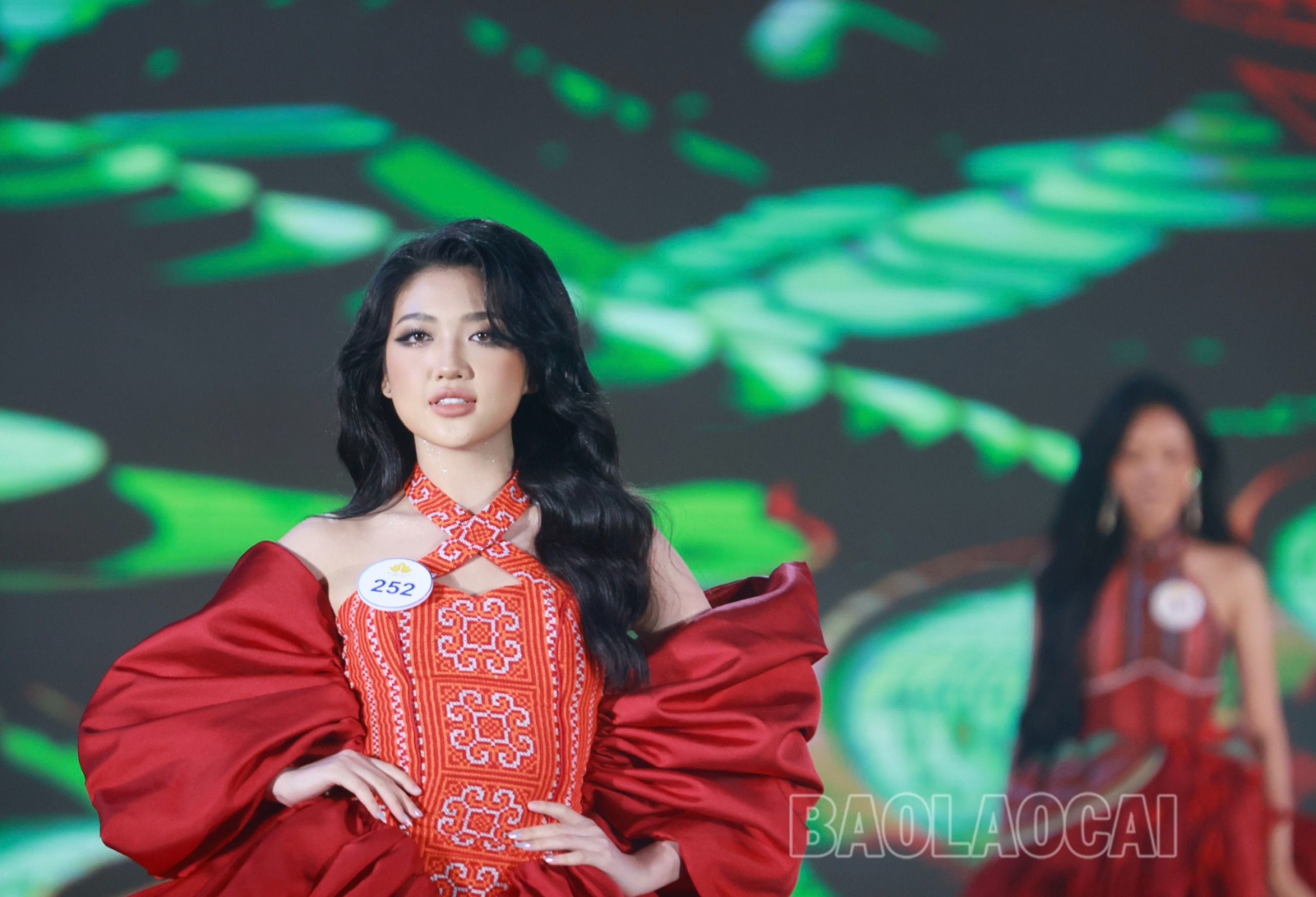 Nguyễn Hoàng Thu Ngân cuốn hút trong trang phục màu đỏ. 6.jpg