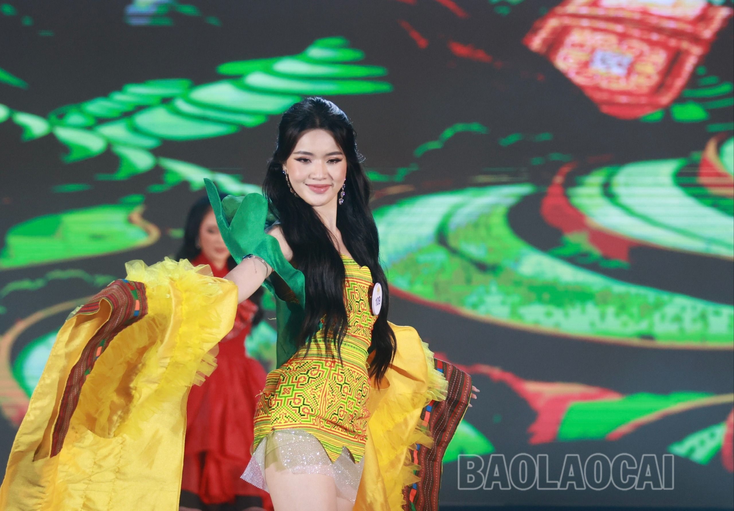 Rực rỡ cùng trang phục màu hoàng gia. 7.jpg