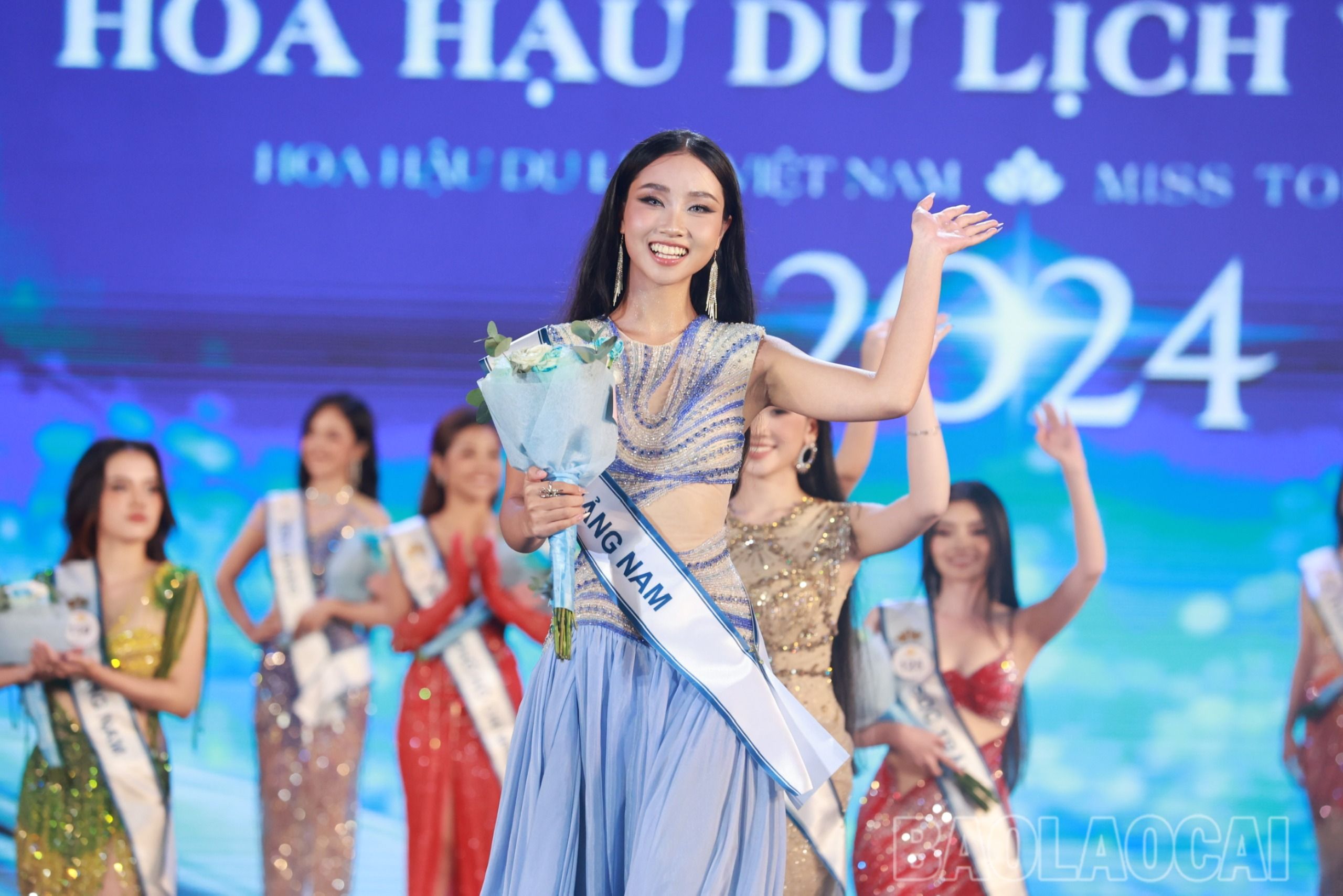 Cô gái đến từ Quảng Nam tự tin trên thảm đỏ. 1222.jpg