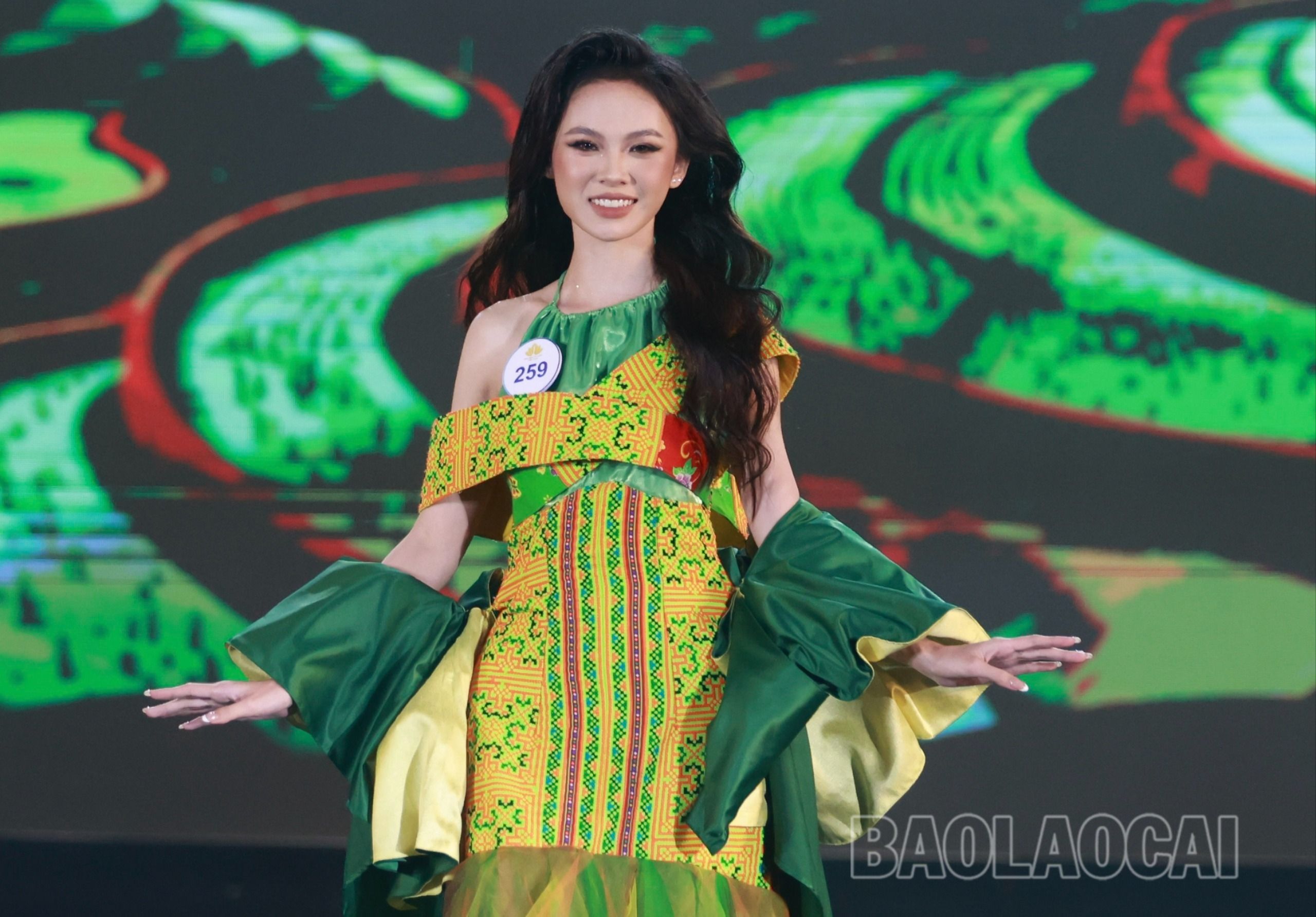 Dịu dàng trong trang phục ấn tượng lấy cảm hứng từ đại ngàn và thổ cẩm 2.jpg