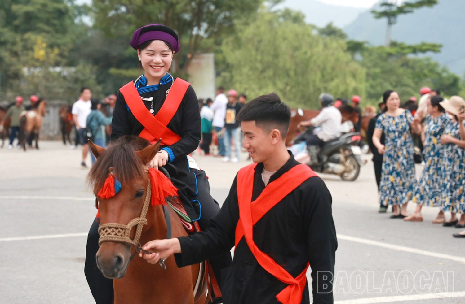 Diễu diễn đường phố - nét độc đáo của Festival Cao nguyên trắng Bắc Hà