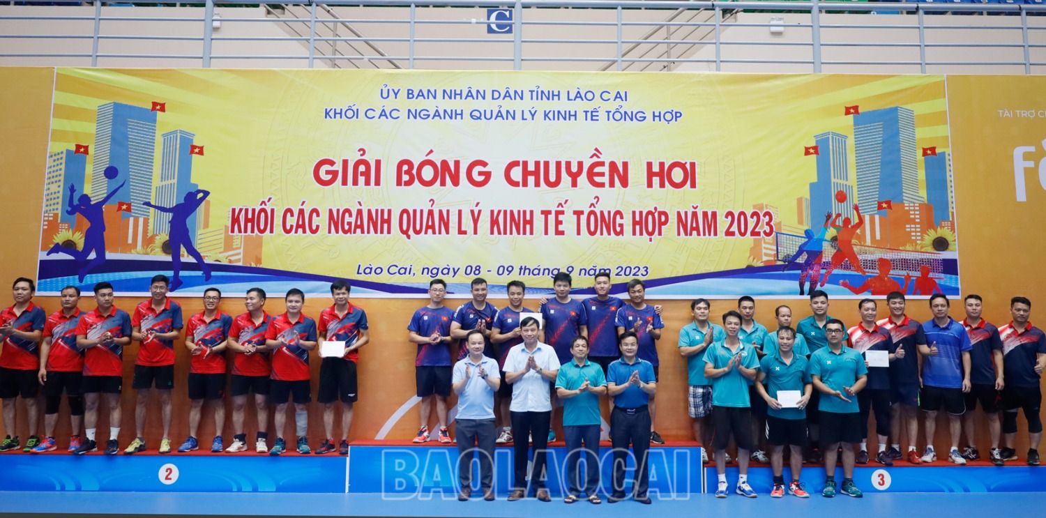 Trao giải Nhất, Nhì, Ba cho các đội bóng nam. 10.jpg