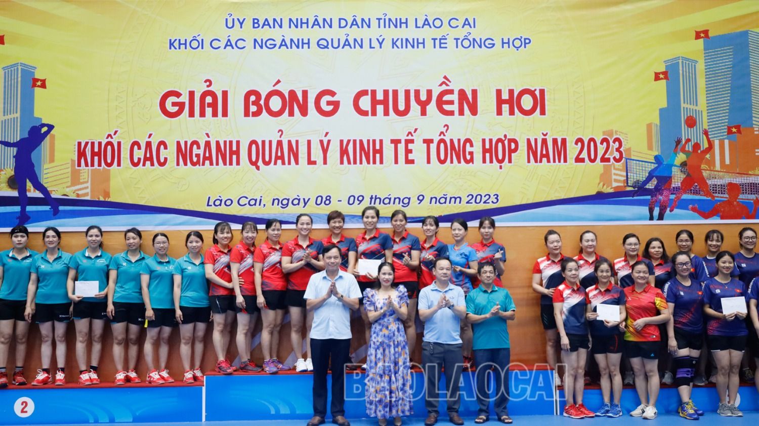 Trao giải Nhất, Nhì, Ba cho các đội bóng nữ. 4.jpg