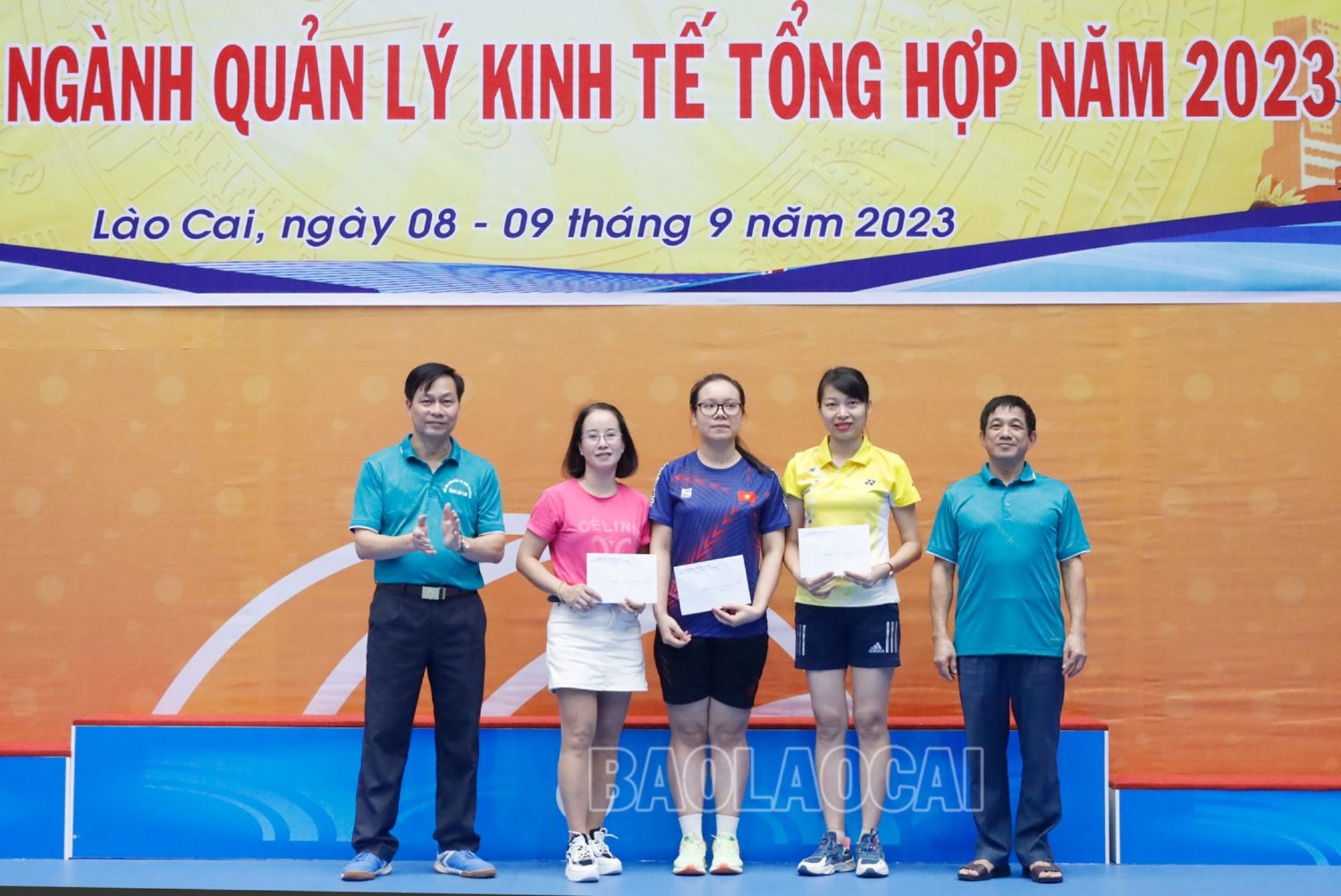 Trao giải Khuyến khích cho các đội bóng nữ. 5.jpg