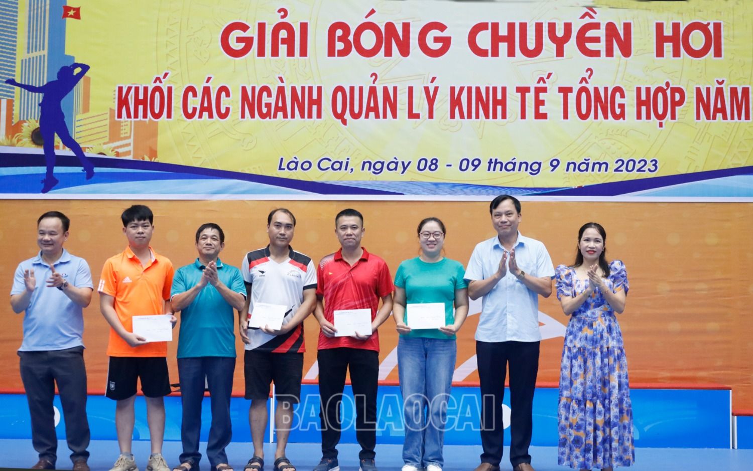 Trao giải Khuyến khích cho các đội bóng nam. 2.jpg
