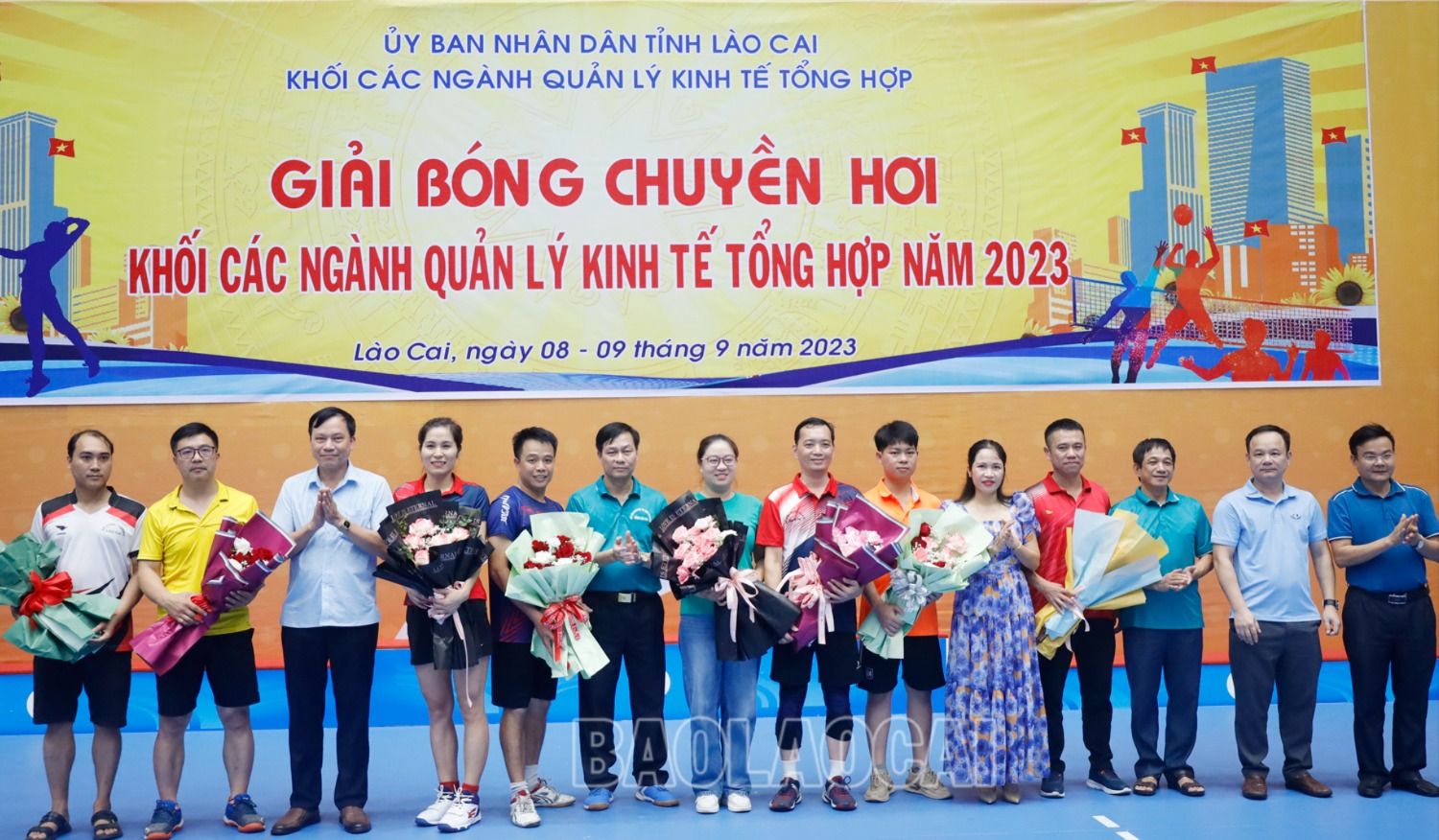 Tặng hoa chúc mừng các đơn vị tham dự giải. 8.jpg