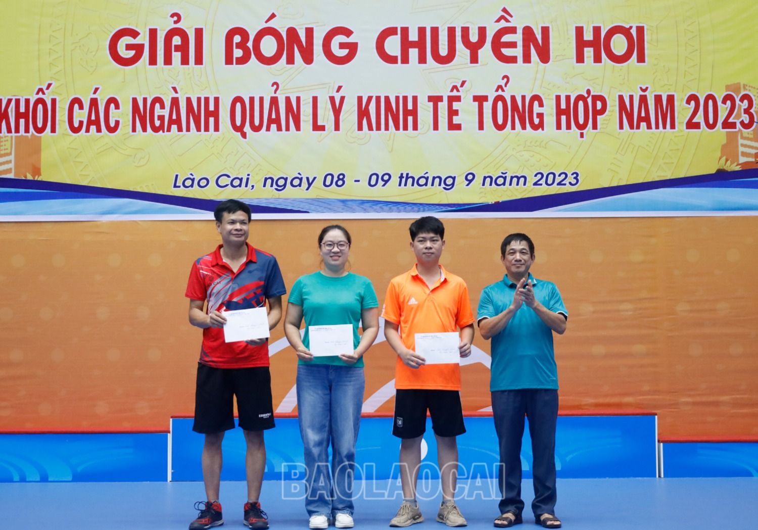 Trao giải Khuyến khích nội dung nam - nữ cho các đội bóng. 6.jpg