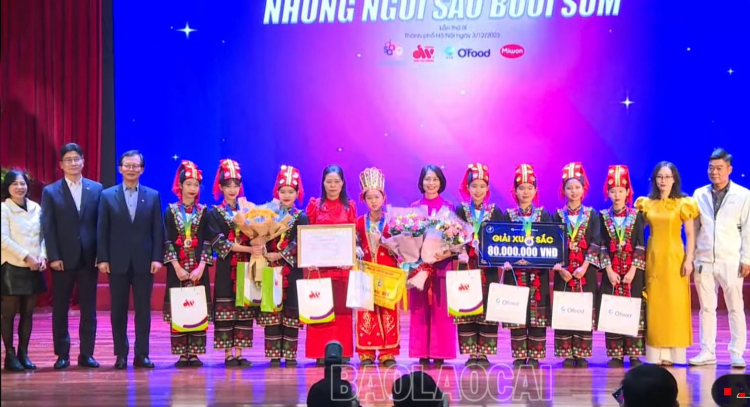 Đội thi Trường THCS Ngô Văn Sở nhận phần thưởng dành cho giải Xuất sắc từ Ban tổ chức. 13.jpg