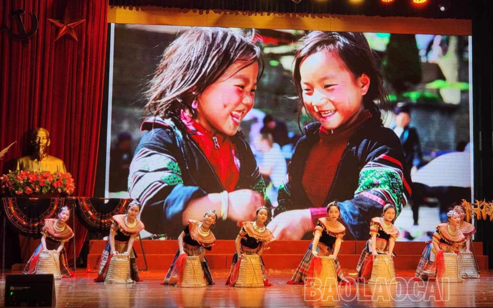 Tiết mục mang âm hưởng dân ca dân tộc Mông của học sinh Trường THCS Bắc Cường, thành phố Lào Cai. 15.jpg