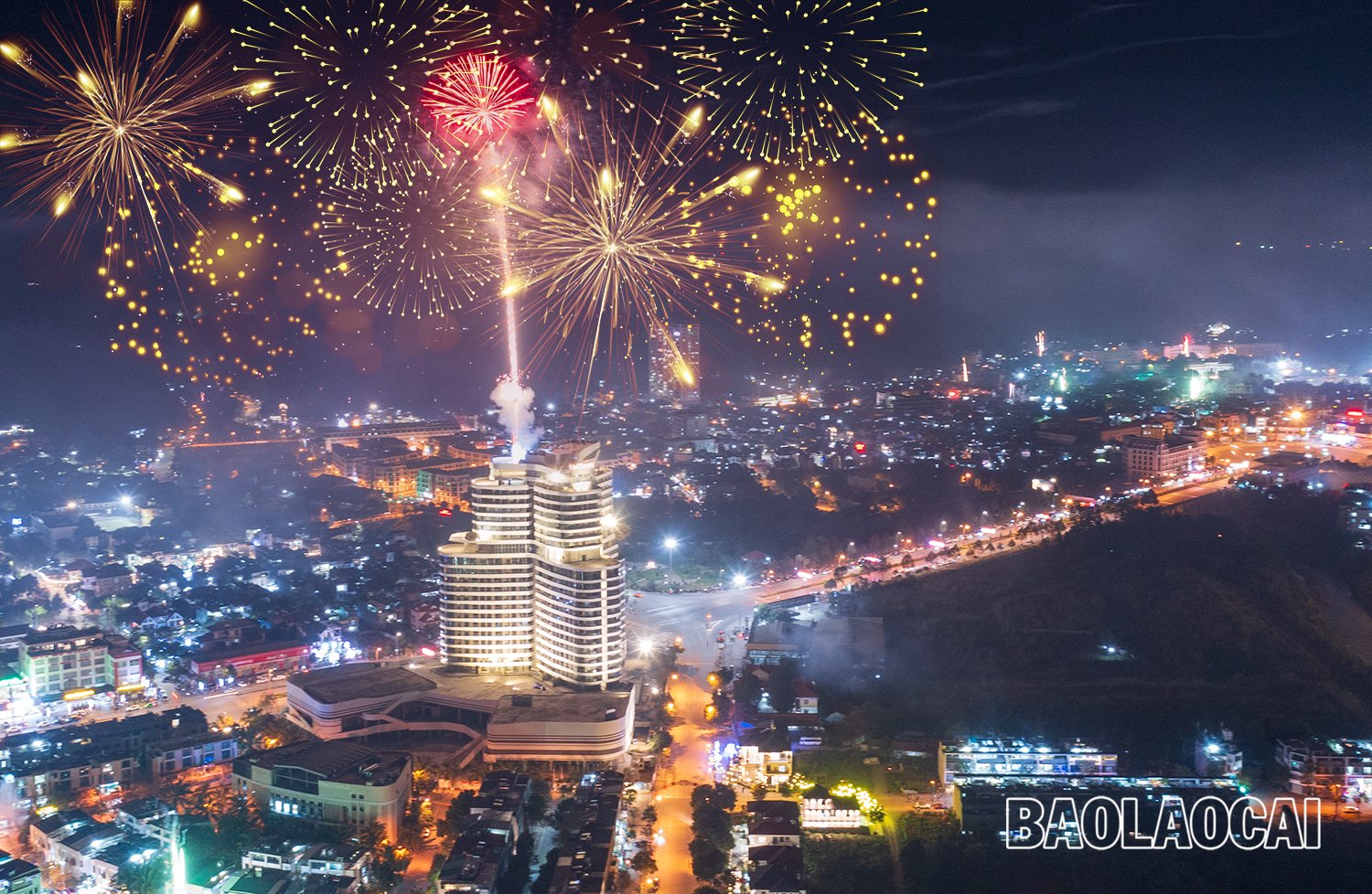 Pháo hoa bung nở trên bầu trời thành phố Lào Cai. z5150045857067_49a35f96d6c9b01833dba1ac8656d001.jpg