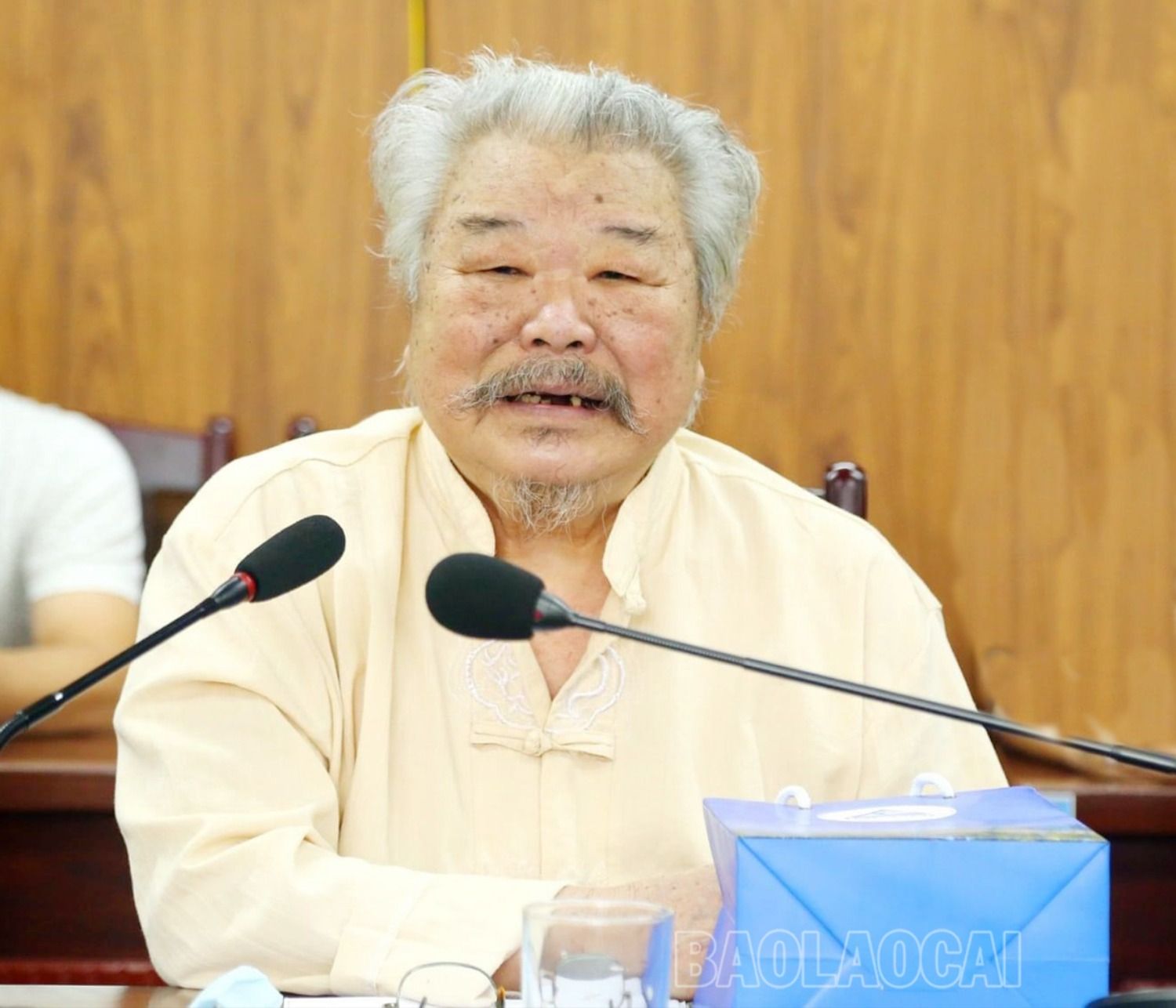 Nhà văn Mã A Lềnh luôn tâm huyết với văn học dân tộc thiểu số. 11.jpg