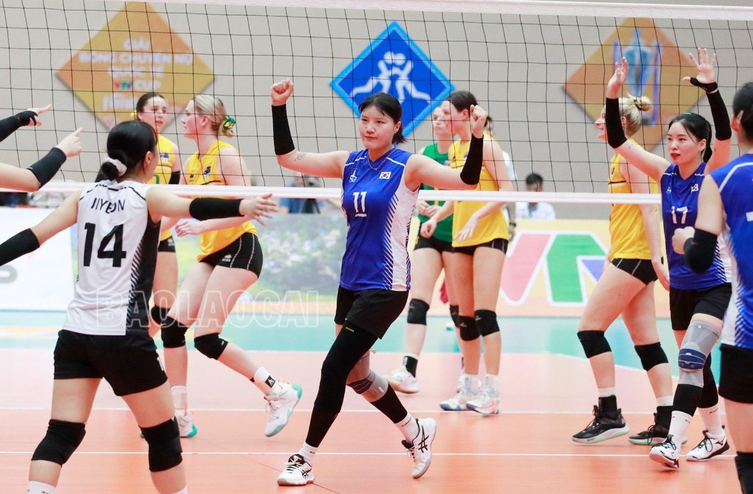 Dù phong độ không được như những trận đấu trước, nhưng các cầu thủ Suwon vẫn nỗ lực hết mình và giành chiến thắng. z4626227382169_81fc2a4fb63bdf044203602221d7f3c5.jpg