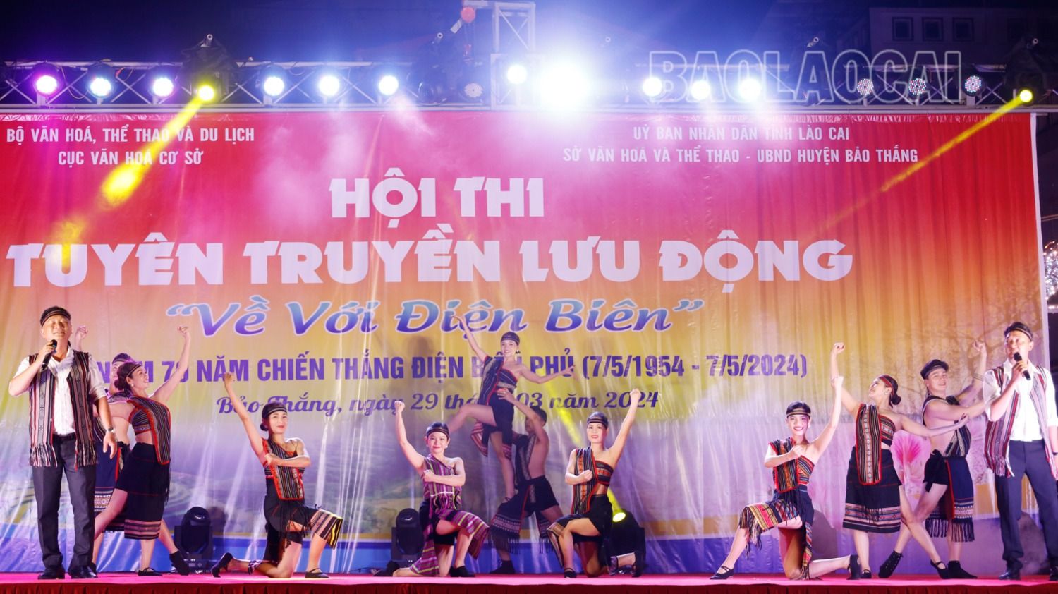 Sắc màu dân tộc Ê Đê trên sân khấu. 17.jpg
