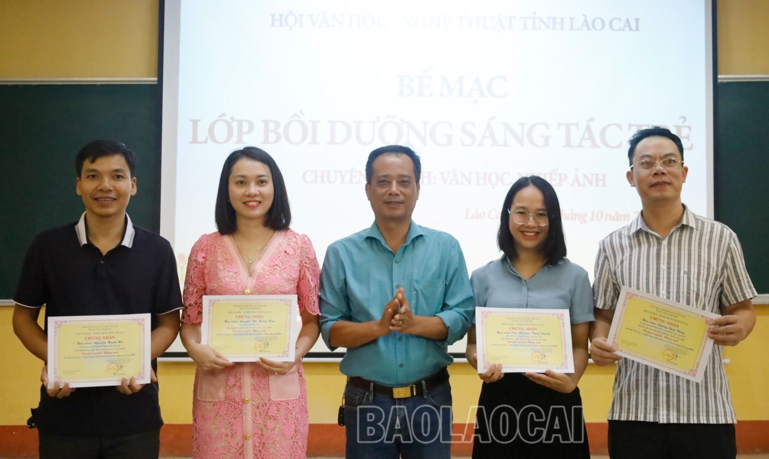 Trao chứng nhận hoàn thành khóa học cho các học viên lớp bồi dưỡng nhiếp ảnh. 9.jpg