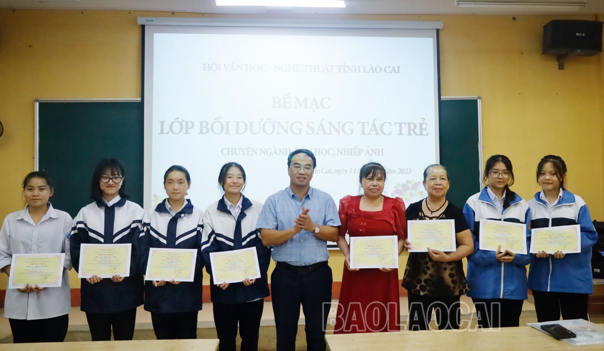 Trao chứng nhận hoàn thành khóa học cho các học viên lớp bồi dưỡng văn học. 6.jpg