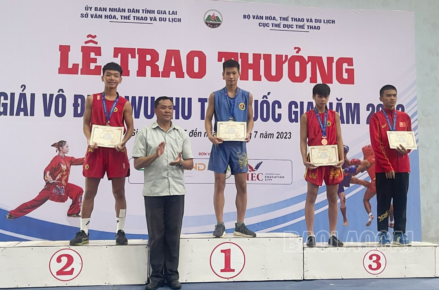 Vận động viên Phùng Gia Hưng nhận Huy chương Vàng từ Ban Tổ chức. 2.jpg