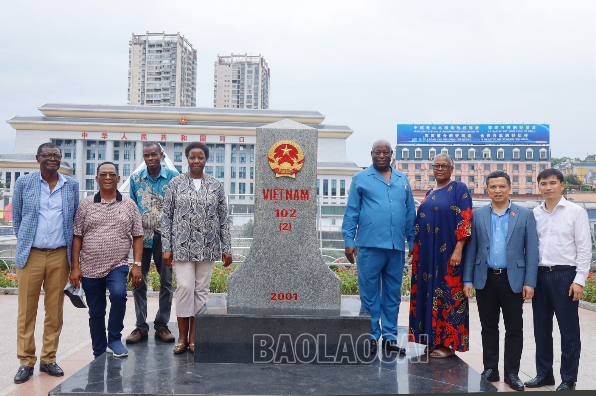 Tham quan, chụp hình lưu niệm tại Cột mốc 102(2). 6.jpg