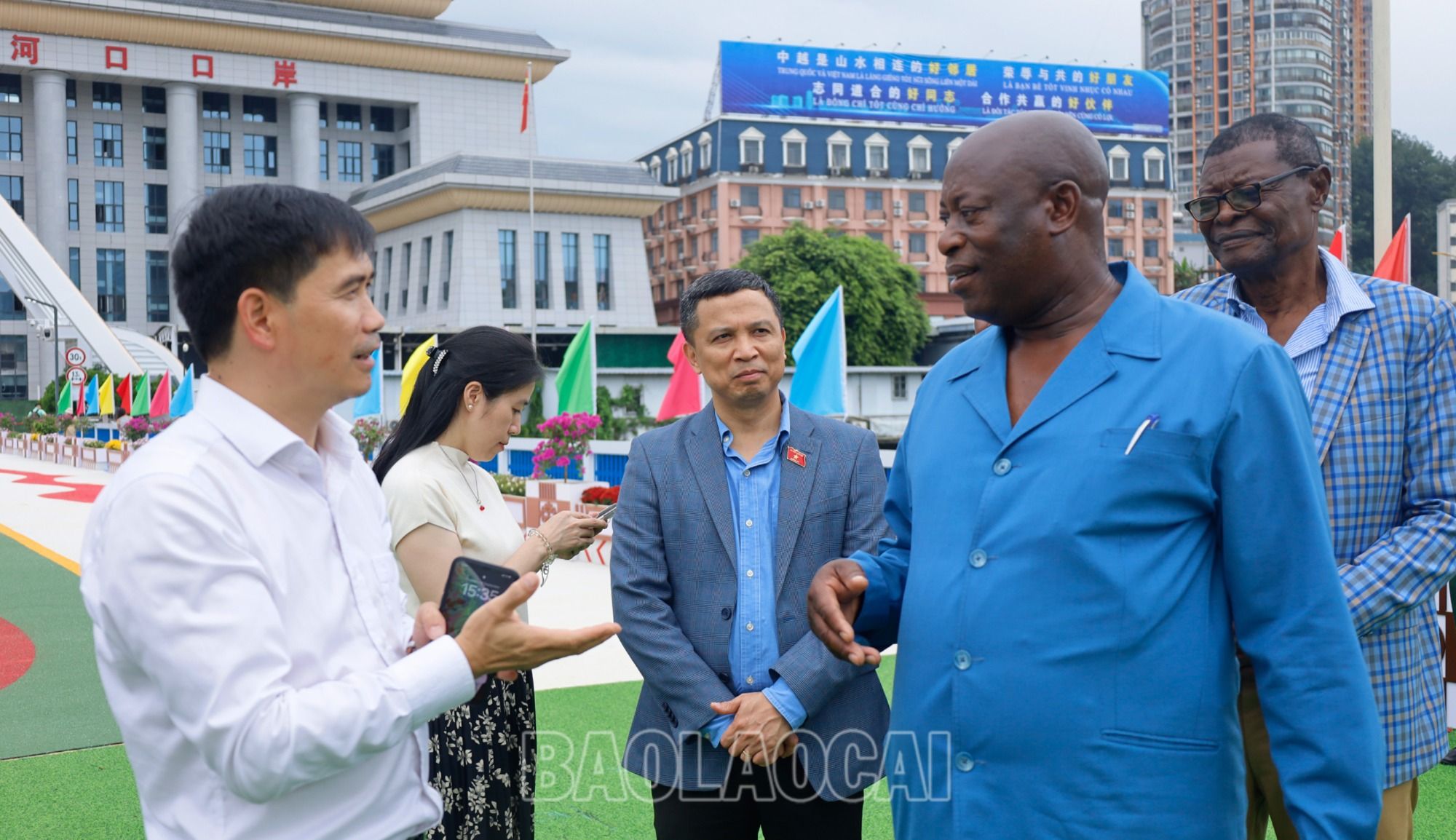 Lãnh đạo Sở Ngoại vụ giới thiệu với đoàn về Cửa khẩu Quốc tế Lào Cai. 2.jpg