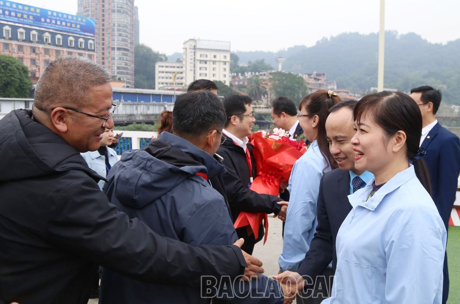 Đoàn đại biểu châu Hồng Hà chia tay đoàn đại biểu tỉnh Lào Cai. 111.jpg