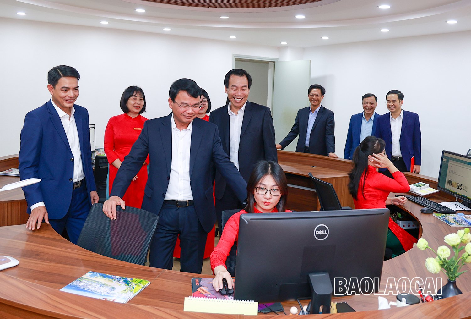 Bí thư Tỉnh ủy Đặng Xuân Phong và đoàn công tác tham quan tòa soạn hội tụ của Báo Lào Cai. z5129850194219_46f4464805f8b905a90f51aa83c6df49.jpg