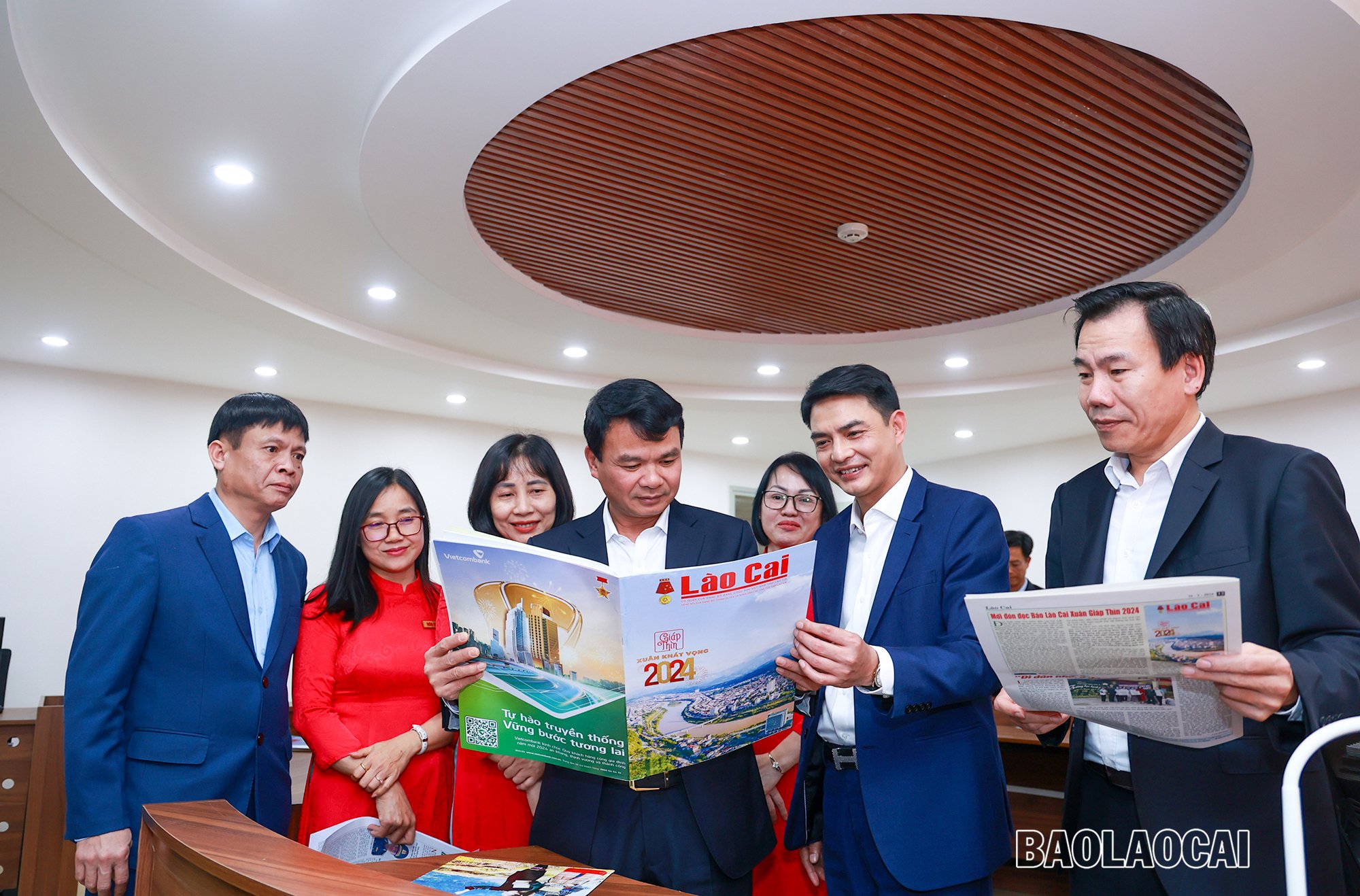 Bí thư Tỉnh ủy Đặng Xuân Phong và đoàn công tác đọc ấn phẩm Báo Lào Cai Xuân Giáp Thìn. z5129850216355_ad729cead5d3ff1de56064025e571e09.jpg