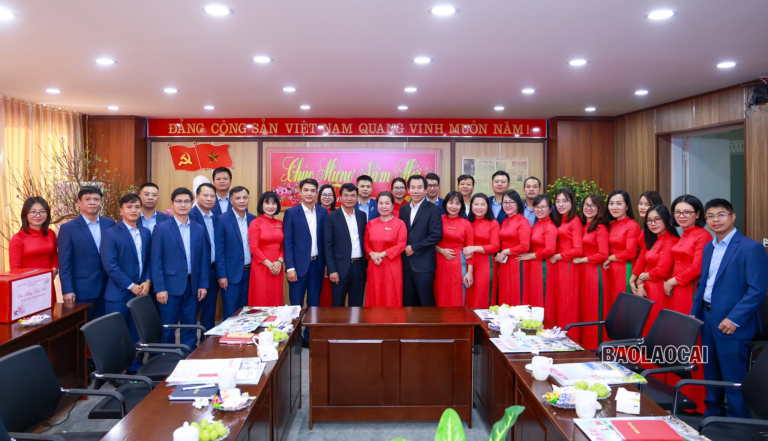 Bí thư Tỉnh ủy Đặng Xuân Phong và đoàn công tác chụp ảnh lưu niệm với đội ngũ Báo Lào Cai. z5129850227981_e57ee54b94e7c599659ac1cf90234046.jpg