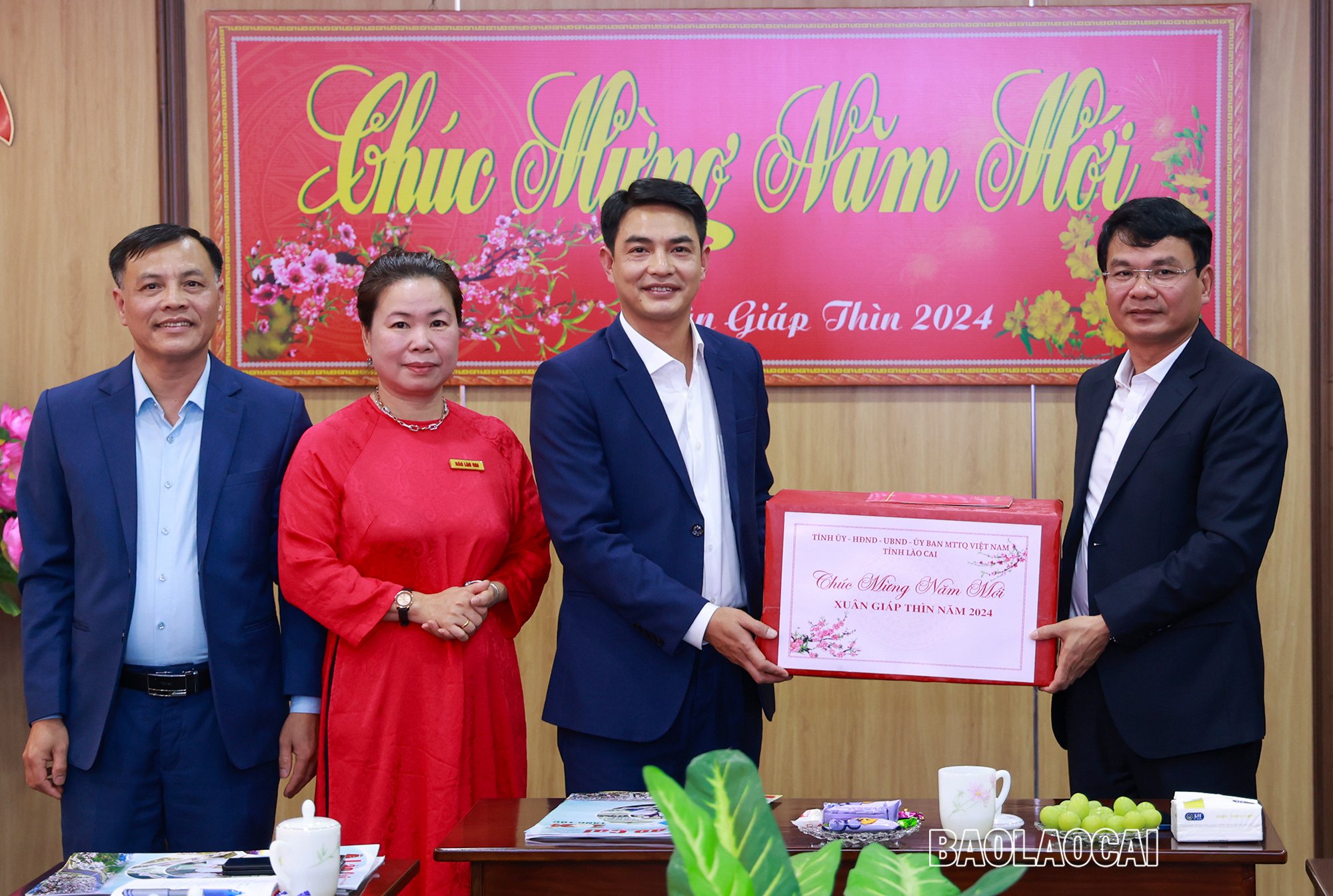 Bí thư Tỉnh ủy Đặng Xuân Phong tặng quà Tết Báo Lào Cai. z5129850204829_38e597e97371b732d56e76b6b67f6ad9.jpg