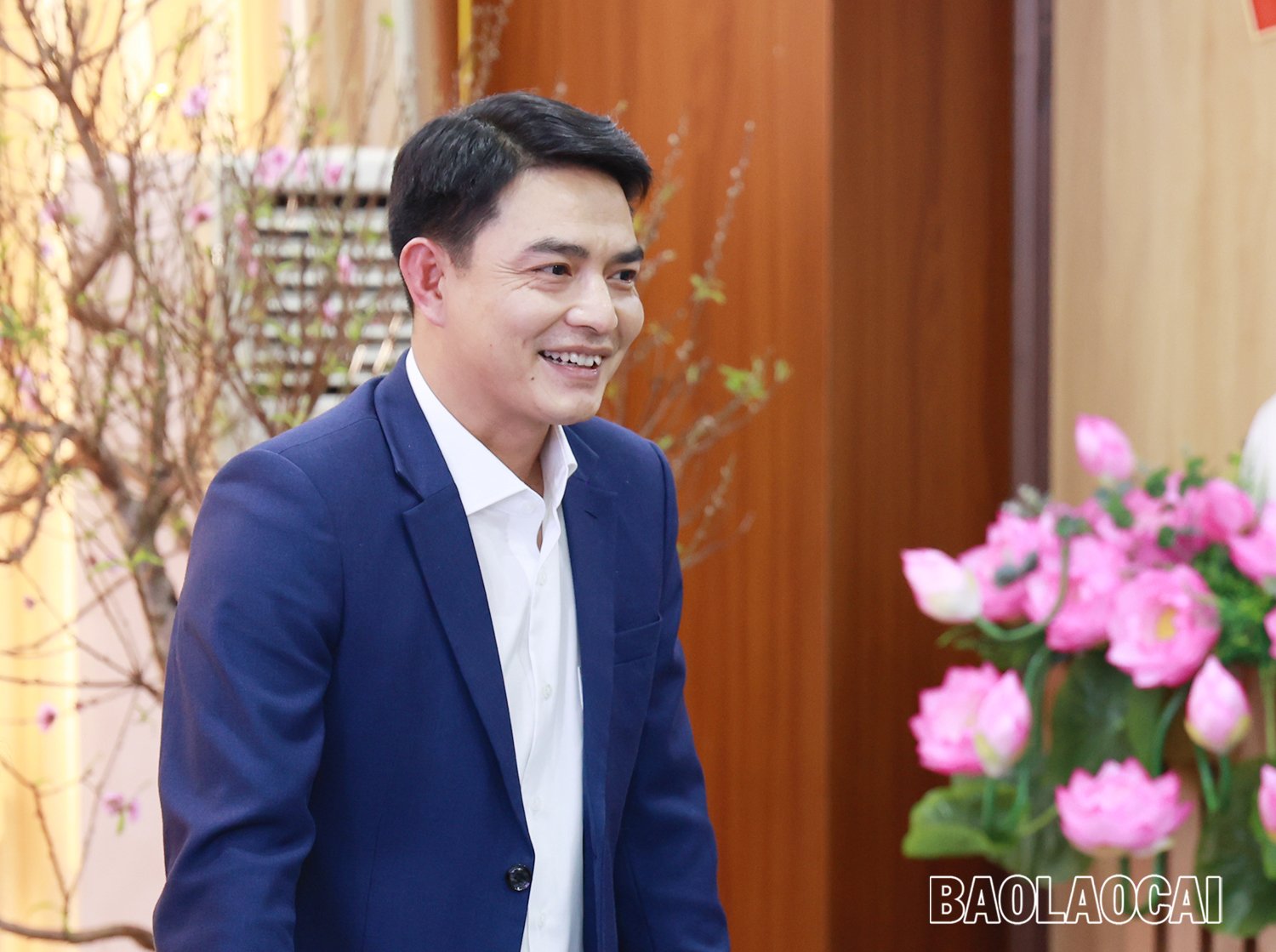 Đồng chí Nguyễn Thành Nam, Tổng Biên tập Báo Lào Cai cảm ơn sự quan tâm của Tỉnh ủy, HĐND, UBND tỉnh, Ủy ban MTTQ Việt Nam đối với đơn vị. z5129850184143_154b564e4a851f00ad379b5f0d023f85.jpg