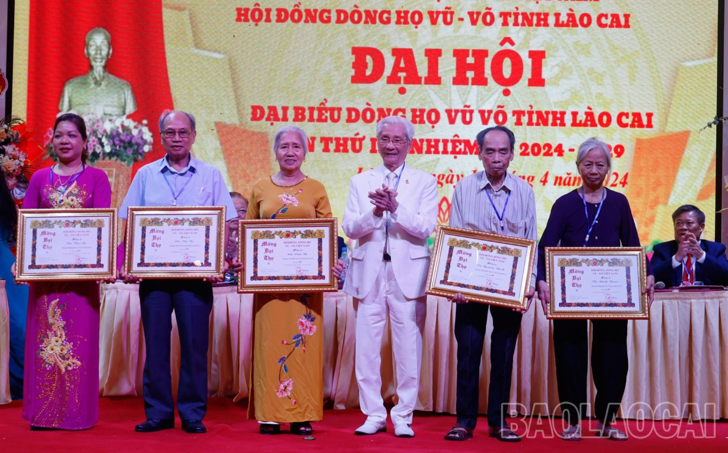 Chúc thọ các cụ cao niên của dòng họ. 2.jpg