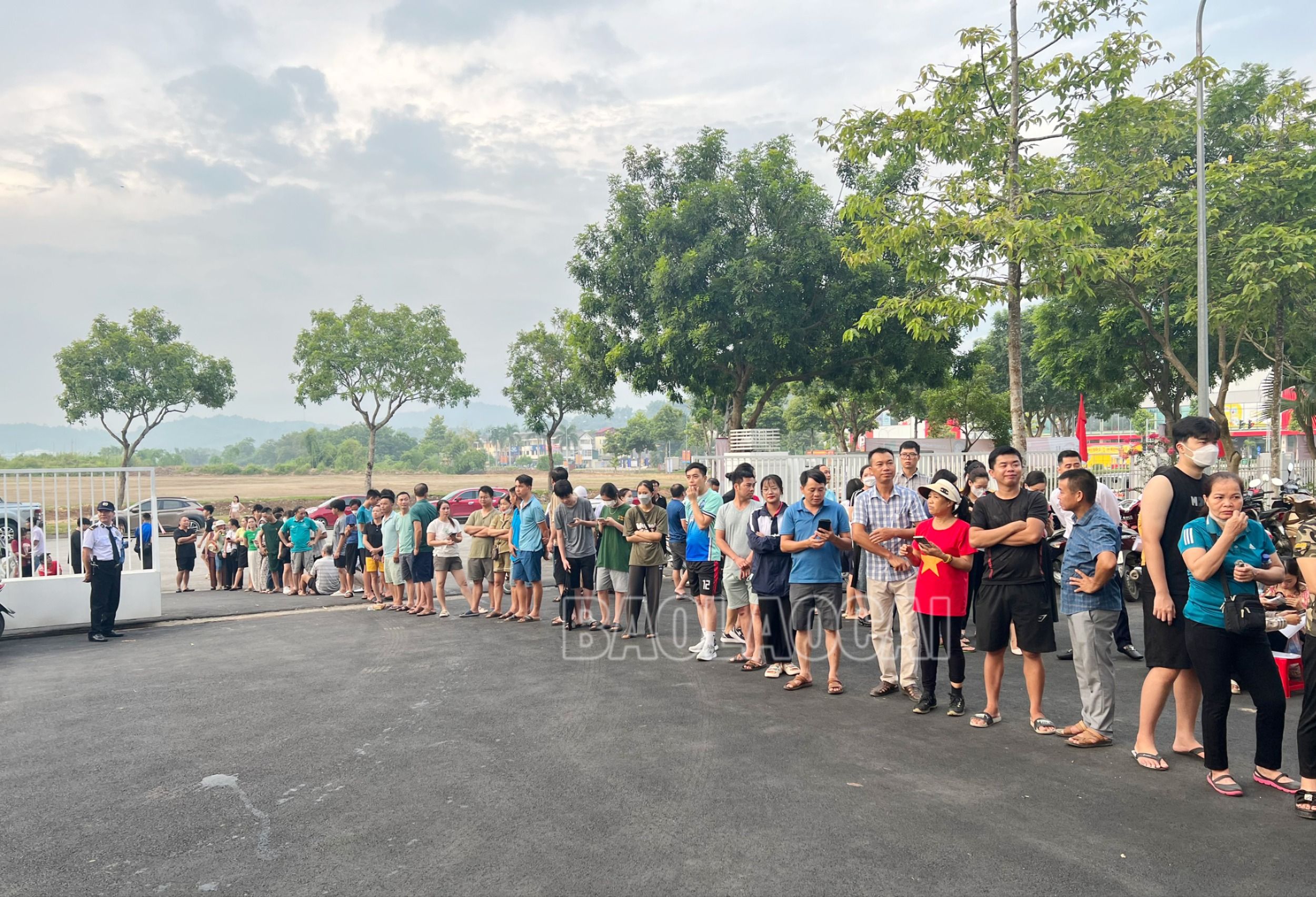 6 giờ sáng, khu vực xếp hàng tại sân Nhà thi đấu đa năng tỉnh đã ken kín người. 11.jpg