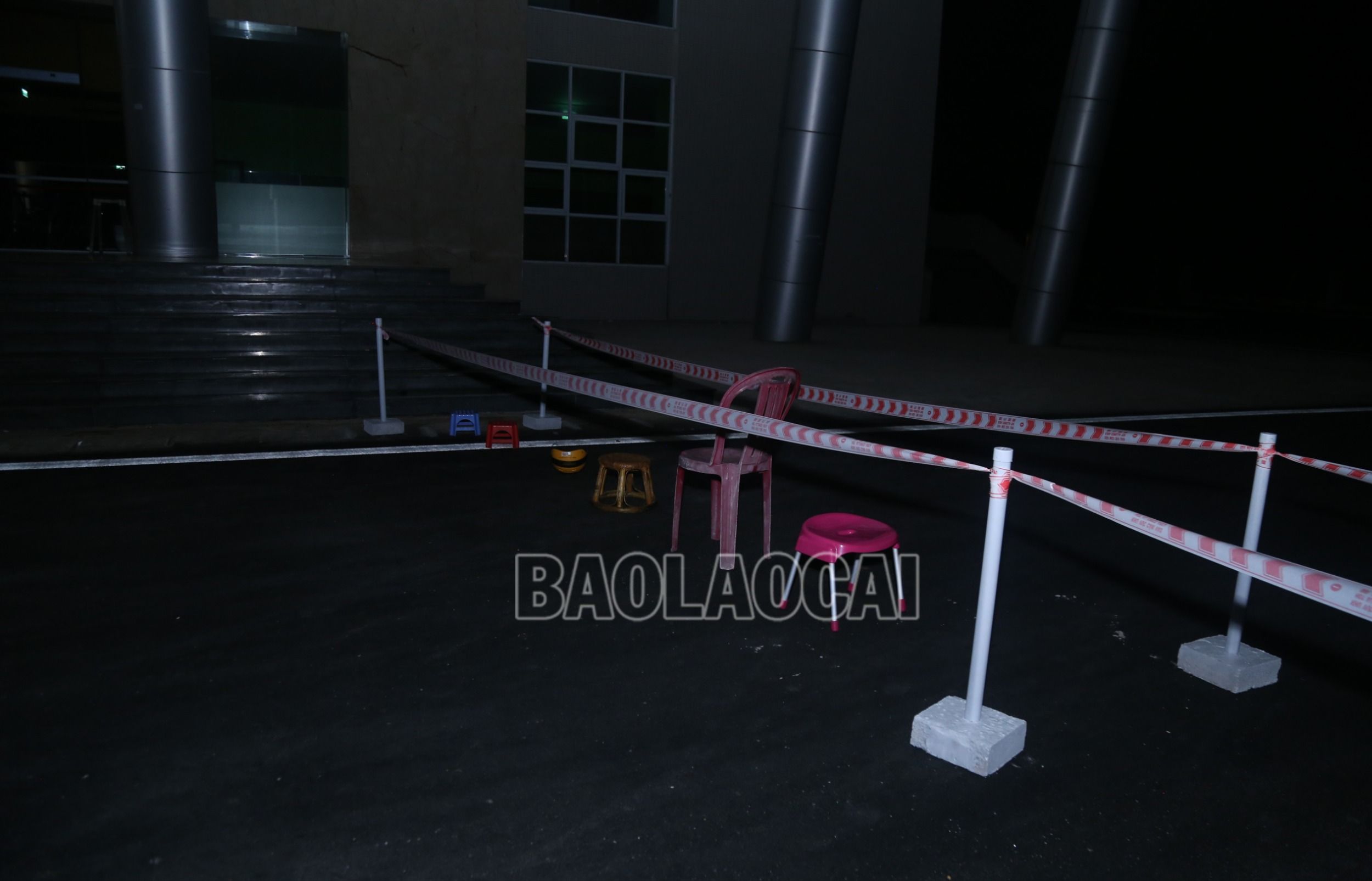 Những người đến sớm cùng "quy định" đặt ghế giữ chỗ. 4.jpg