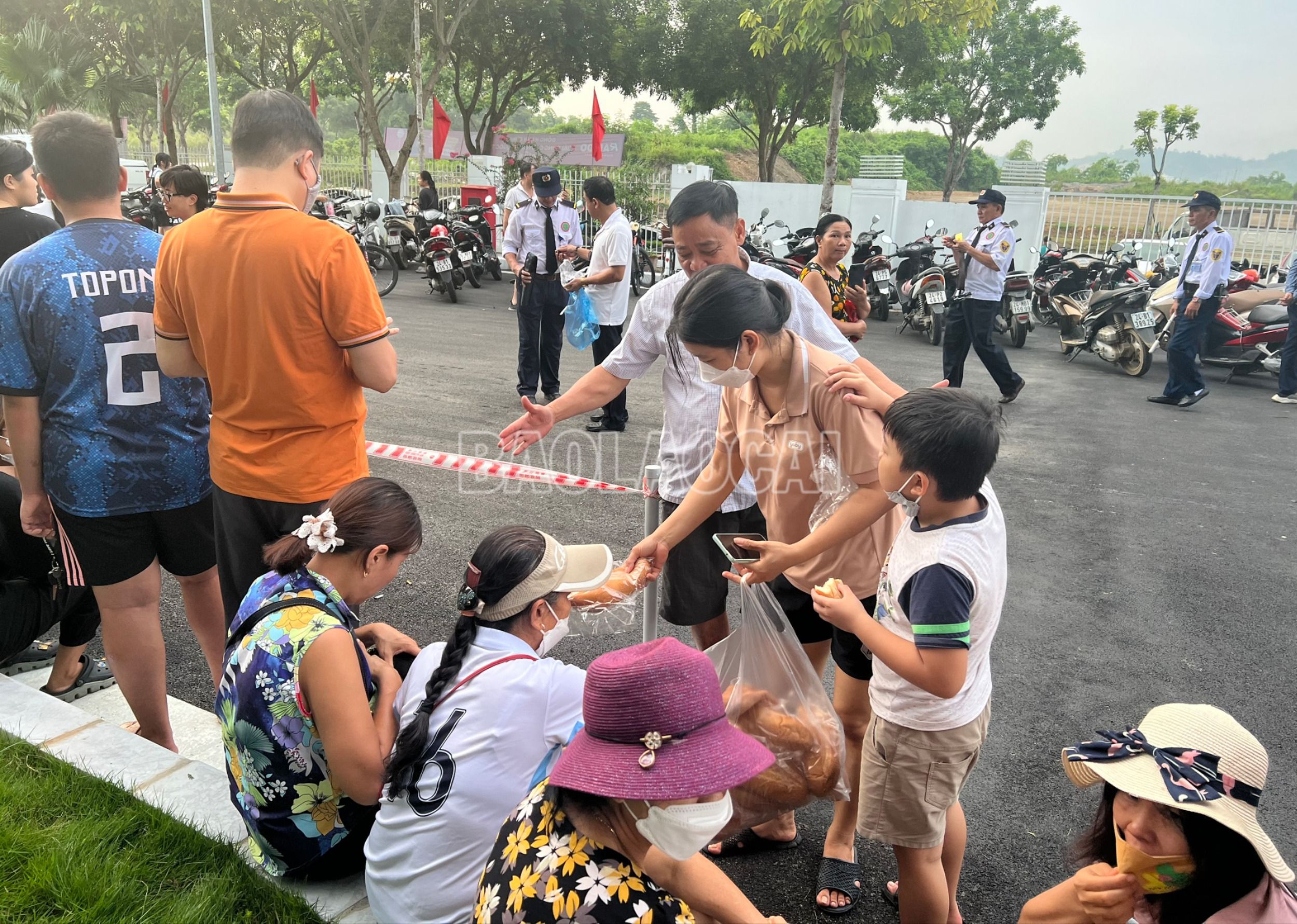 Mua đồ ăn sáng tại sân. 10.jpg
