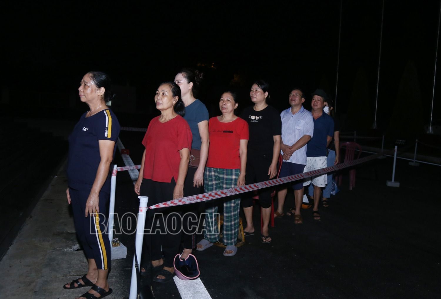 Bà Phạm Thị Mong (phường Nam Cường, thành phố Lào Cai) là người có mặt đầu tiên. 3.jpg