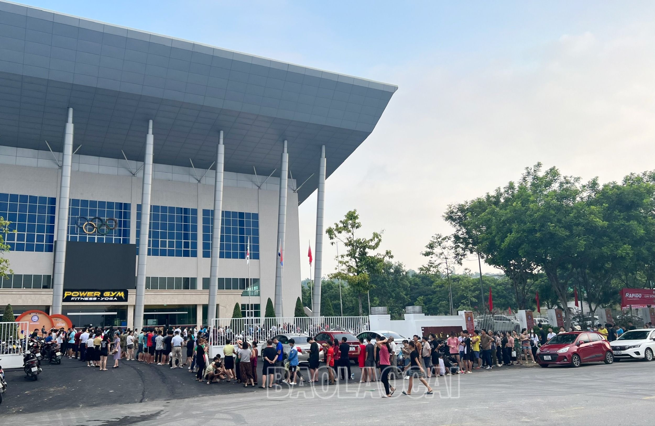 6 giờ 30 phút, đoàn người xếp hàng mua vé đã kéo dài đến khu vực ngoài cổng Nhà thi đấu đa năng tỉnh. 12.jpg