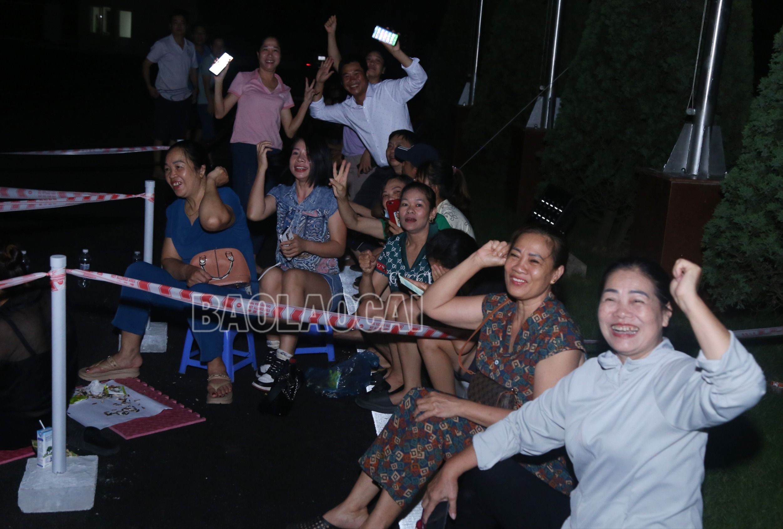 Người hâm mộ Lào Cai "truyền lửa" đến các cô gái "vàng" tham dự giải đấu. 6.jpg