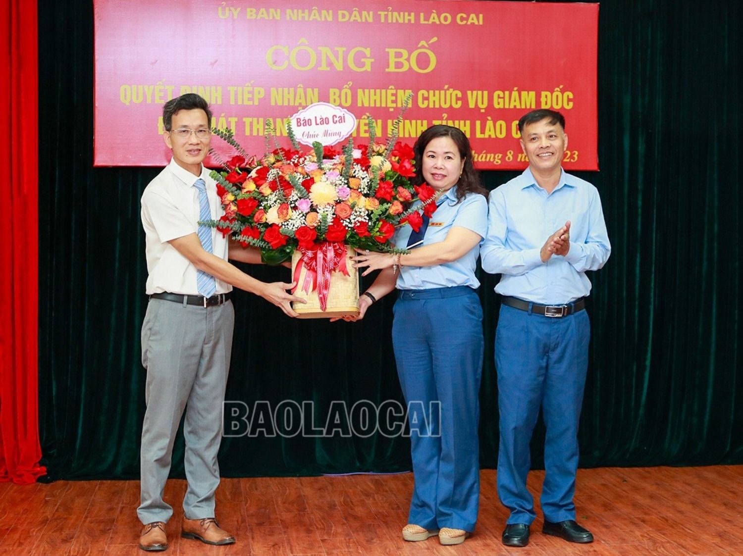 Ban Biên tập Báo Lào Cai tặng hoa chúc mừng. 8.jpg