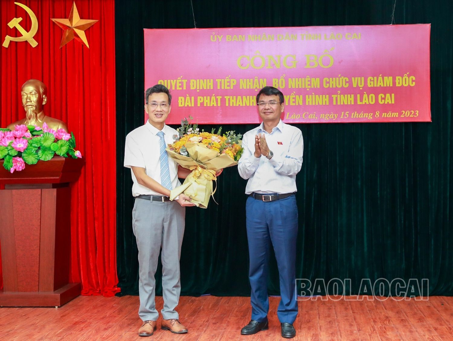 Đồng chí Bí thư Tỉnh ủy Đặng Xuân Phong tặng hoa chúc mừng đồng chí Lê Trường Giang. 3.jpg